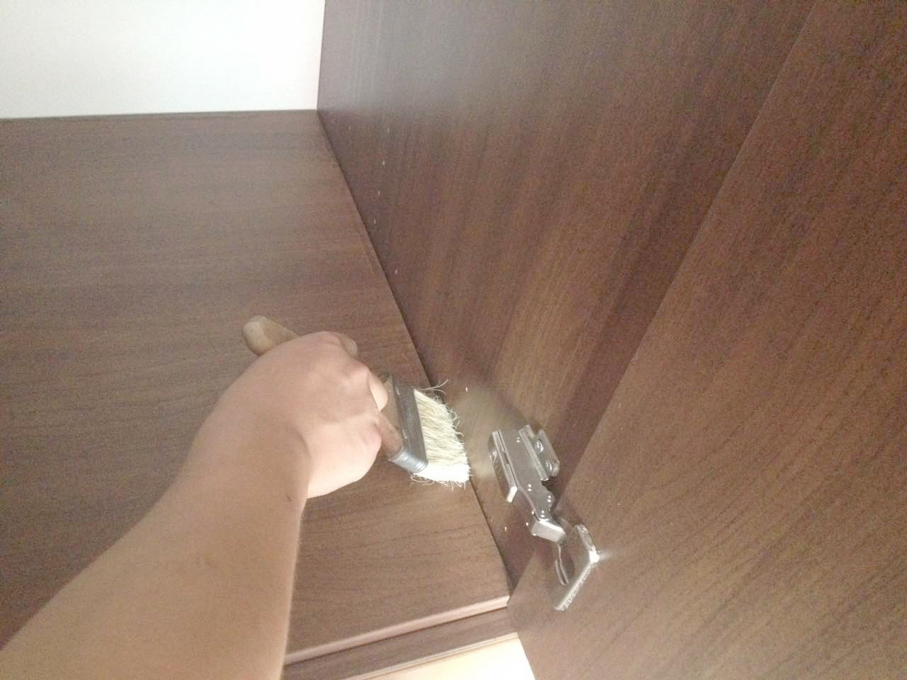 木柜接縫處刷子精細(xì)化施工 木柜接縫處刷子精細(xì)化施工