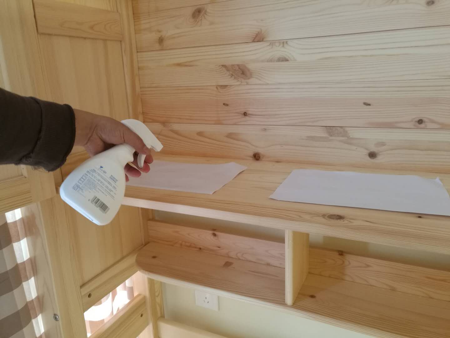 柜子放置A4紙噴涂增大接觸面積清除甲醛 柜子放置A4紙噴涂增大接觸面積清除甲醛